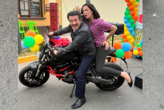 Claudio Calmet celebra con Ximena Díaz en “Eres mi bien”