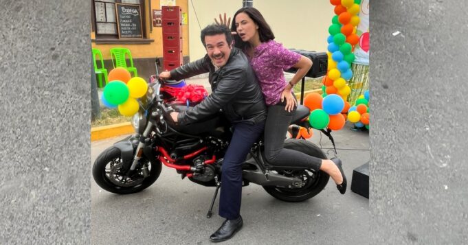 Claudio Calmet celebra con Ximena Díaz en “Eres mi bien”