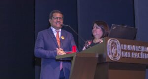 Merecido reconocimiento como embajador de los Premios+50 Emprende Perú a Caja Huancayo