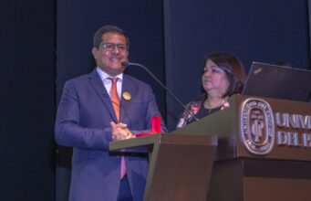 Merecido reconocimiento como embajador de los Premios+50 Emprende Perú a Caja Huancayo