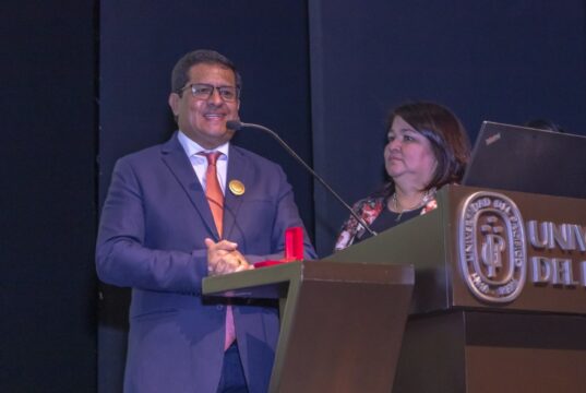 Merecido reconocimiento como embajador de los Premios+50 Emprende Perú a Caja Huancayo