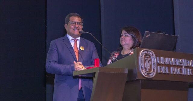Merecido reconocimiento como embajador de los Premios+50 Emprende Perú a Caja Huancayo