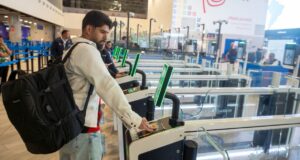 Migraciones amplía uso de e-gates para todos los extranjeros en salidas internacionales
