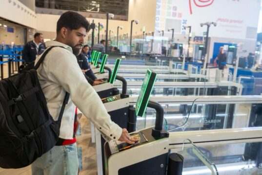 Migraciones amplía uso de e-gates para todos los extranjeros en salidas internacionales