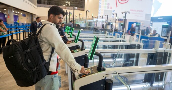 Migraciones amplía uso de e-gates para todos los extranjeros en salidas internacionales
