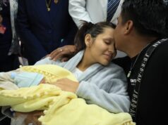 Doble milagro de la vida: Joven madre y su bebé protagonistas de una historia que sorprende al mundo