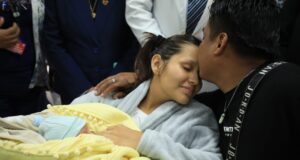 Doble milagro de la vida: Joven madre y su bebé protagonistas de una historia que sorprende al mundo