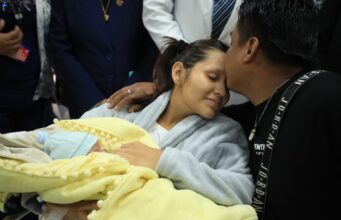 Doble milagro de la vida: Joven madre y su bebé protagonistas de una historia que sorprende al mundo