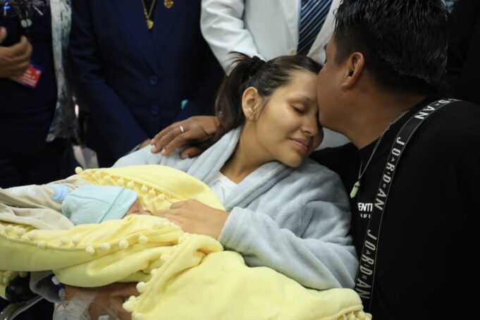 Doble milagro de la vida: Joven madre y su bebé protagonistas de una historia que sorprende al mundo