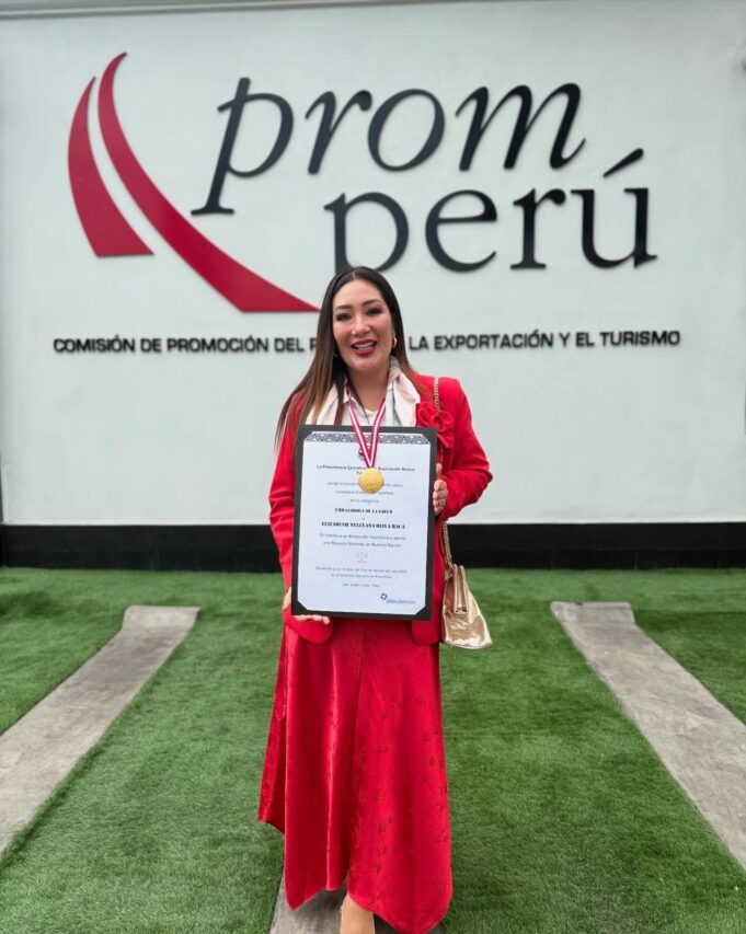 Elizabeth Oliva Baca fue premiada como Embajadora de la Salud del Perú en el Mundo