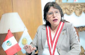 Delia Espinoza pierde nuevamente la razón y amenaza al Poder Judicial