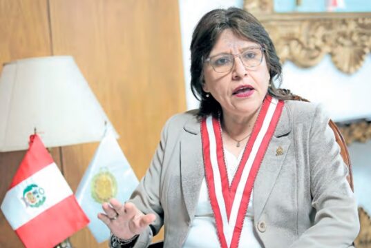 Delia Espinoza pierde nuevamente la razón y amenaza al Poder Judicial