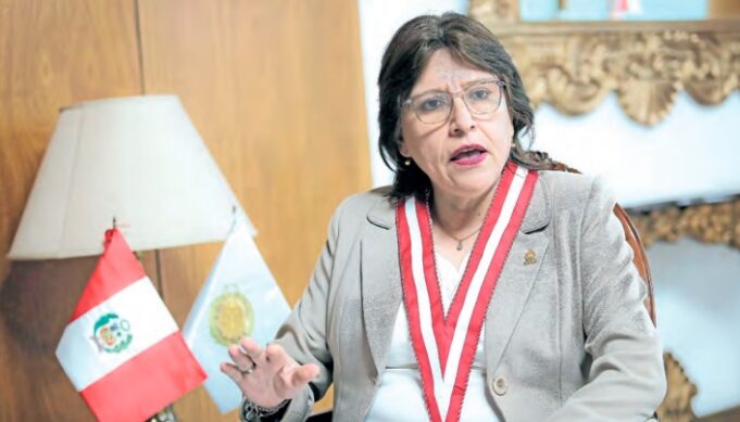 Delia Espinoza pierde nuevamente la razón y amenaza al Poder Judicial