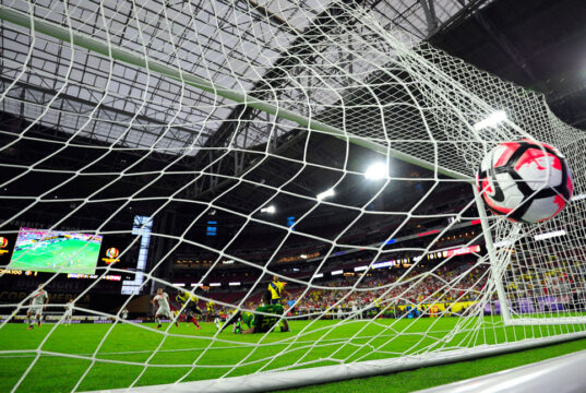 ¿Quién merece ser el mejor jugador de la liga peruana según goles y estadísticas?