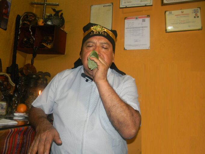 Maestro Jacobo Reyes Paredes: No muestra y enseña la verdadera ‘Lectura de hoja de coca'(VIDEO)