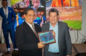 Periodista Ricardo Bello fue premiado como el mejor del año 2025