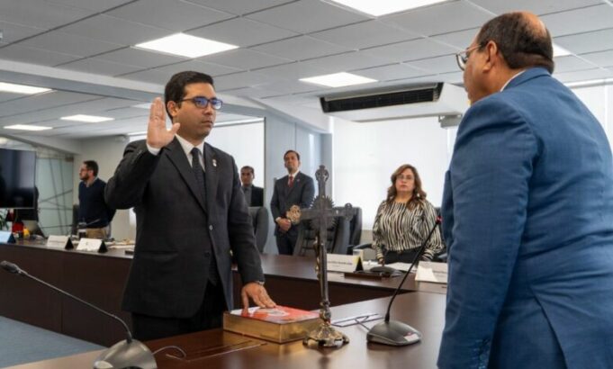 Consejero de Sunedu defiende su designación y denuncia intereses políticos en la institución.