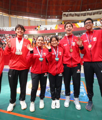 Ministro de Educación supervisa servicios educativos y promueve el deporte formativo en La Libertad