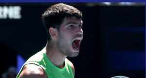 Carlos Alcaraz celebró su partido número 100 de Grand Slam con triunfo en el Open de Australia