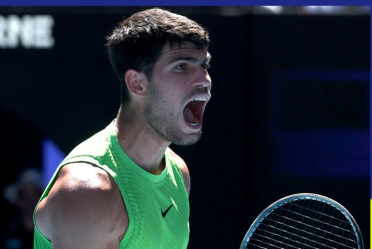 Carlos Alcaraz celebró su partido número 100 de Grand Slam con triunfo en el Open de Australia