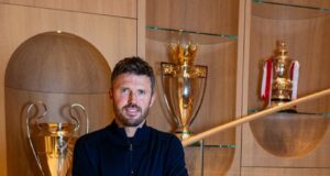 Manchester United designó a Michael Carrick como técnico hasta final de temporada