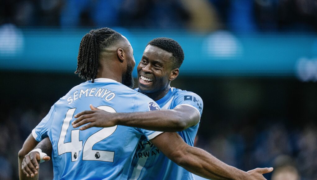 Manchester City ganó al Wolves 2-0 y se acerca al líder Arsenal que juega el domingo con el United