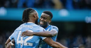 Manchester City ganó al Wolves 2-0 y se acerca al líder Arsenal que juega el domingo con el United