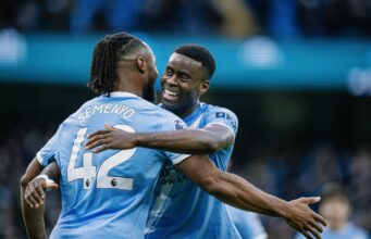 Manchester City ganó al Wolves 2-0 y se acerca al líder Arsenal que juega el domingo con el United