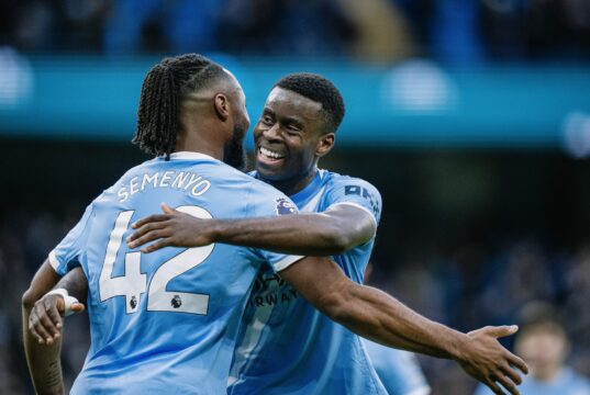 Manchester City ganó al Wolves 2-0 y se acerca al líder Arsenal que juega el domingo con el United
