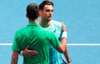 Novak Djokovic clasificó a Semifinales del Abierto de Australia por abandono del italiano Musetti