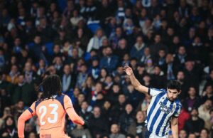 Real Sociedad se tumbó al líder FC Barcelona ganándole 2-1 y pone la Liga de España al «rojo vivo»