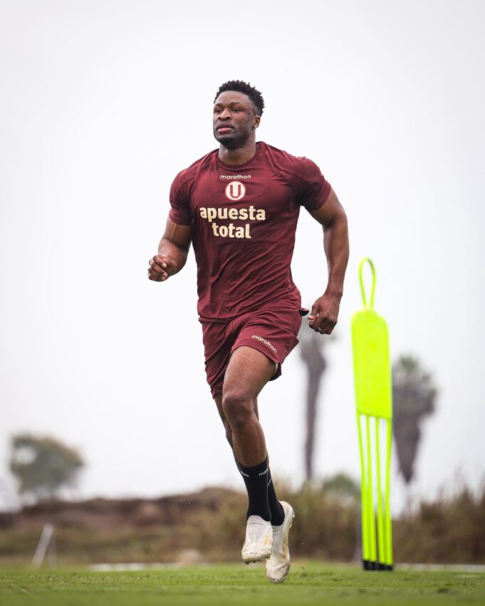 Sekou Gassama entrenó ayer por primera vez con su nuevo club Universitario en Campo Mar