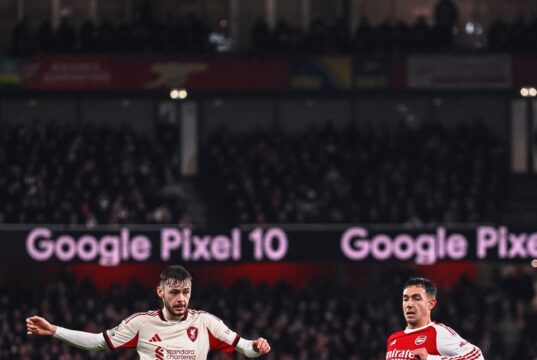 Arsenal no pudo ampliar ventaja sobre sus seguidores al empatar 0-0 con Liverpool