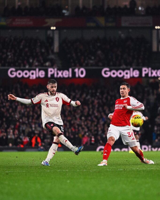 Arsenal no pudo ampliar ventaja sobre sus seguidores al empatar 0-0 con Liverpool