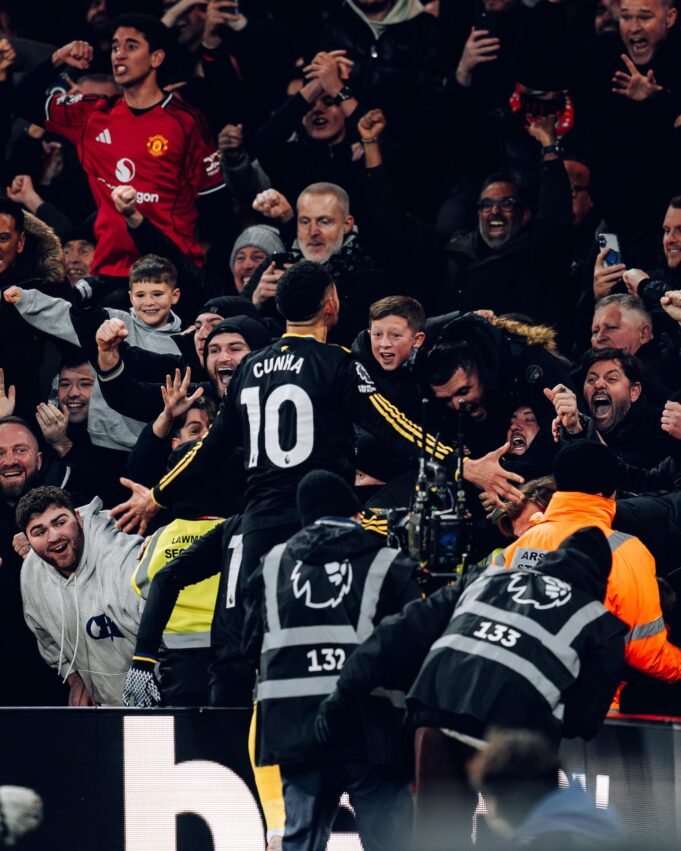 Manchester United le ganó de visita al líder de la Premier League Arsenal por 3-2