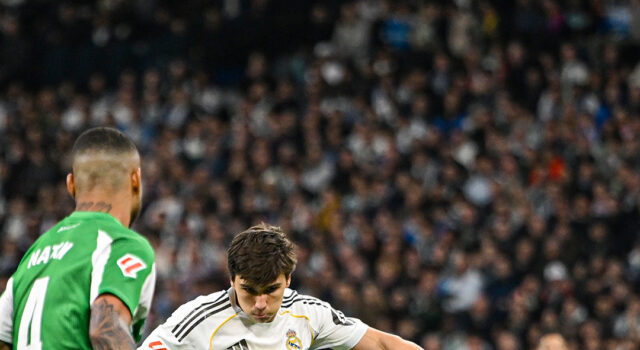 Real Madrid goleó al Real Betis 5-1 y sigue de escolta del puntero Barcelona en Liga de España