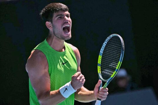 Alcaraz remonta un duro comienzo y pasó a tercera ronda del Abierto de Australia