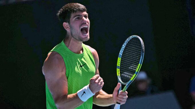 Alcaraz remonta un duro comienzo y pasó a tercera ronda del Abierto de Australia