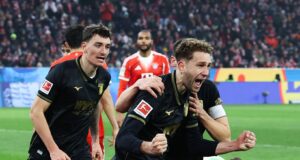 Bayern Múnich cayó de local ante el Augsburgo 2-1 pero sigue de líder en la Bundesliga