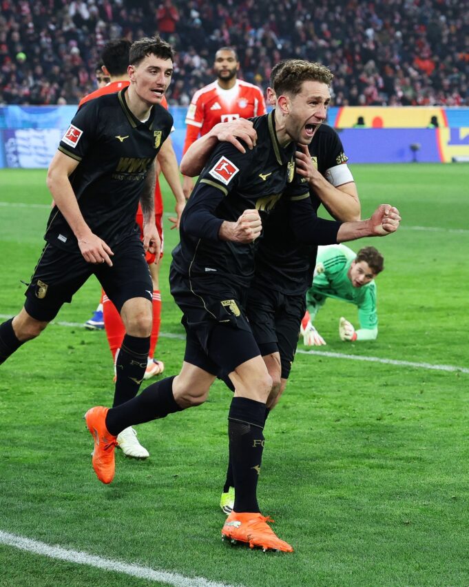 Bayern Múnich cayó de local ante el Augsburgo 2-1 pero sigue de líder en la Bundesliga