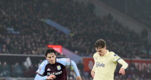 Everton le ganó al Aston Villa 1-0 de visita y le dio una mano al líder de la Premier Arsenal