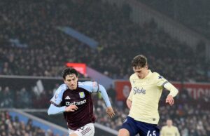 Everton le ganó al Aston Villa 1-0 de visita y le dio una mano al líder de la Premier Arsenal