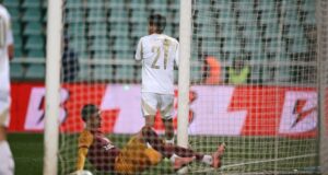 Dupla peruana Sonne-Grimaldo generaron el tercer gol del Sparta Praga en goleada al Dukla Praga