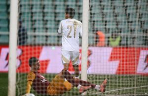 Dupla peruana Sonne-Grimaldo generaron el tercer gol del Sparta Praga en goleada al Dukla Praga