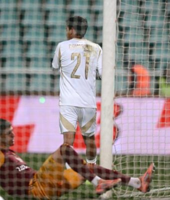 Dupla peruana Sonne-Grimaldo generaron el tercer gol del Sparta Praga en goleada al Dukla Praga