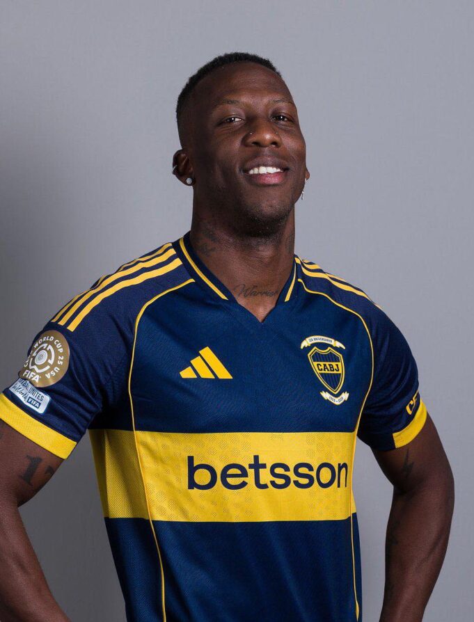 Luis Advíncula se desligó de Boca Juniors y será jugador de Alianza Lima por dos años