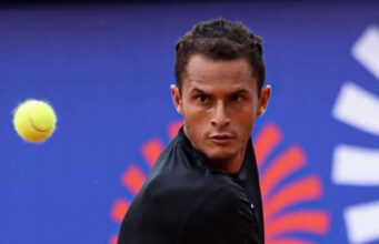 «Juanpi» Varillas avanzó a semifinales del Buenos Aires Challenger 50 tras ganarle al local Midon