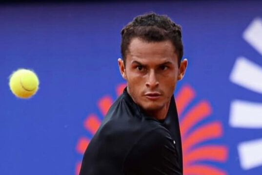 «Juanpi» Varillas avanzó a semifinales del Buenos Aires Challenger 50 tras ganarle al local Midon