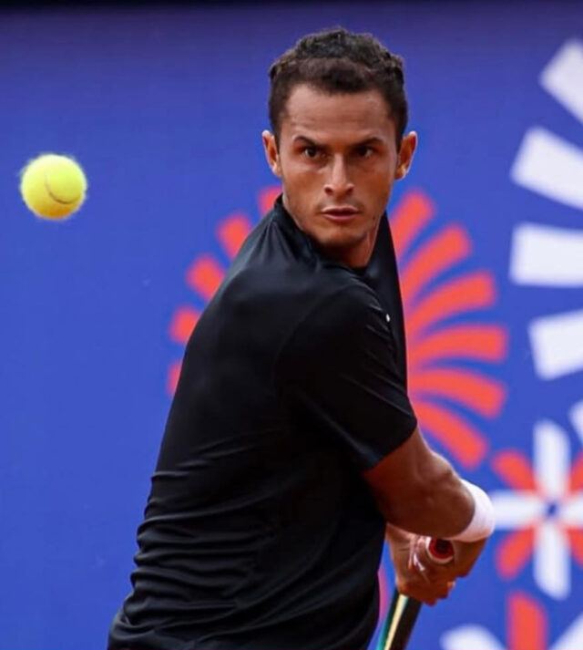 «Juanpi» Varillas avanzó a semifinales del Buenos Aires Challenger 50 tras ganarle al local Midon