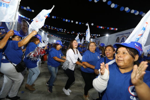Roxana Ari inaugura local de campaña más grande de Lima Norte con APP.
